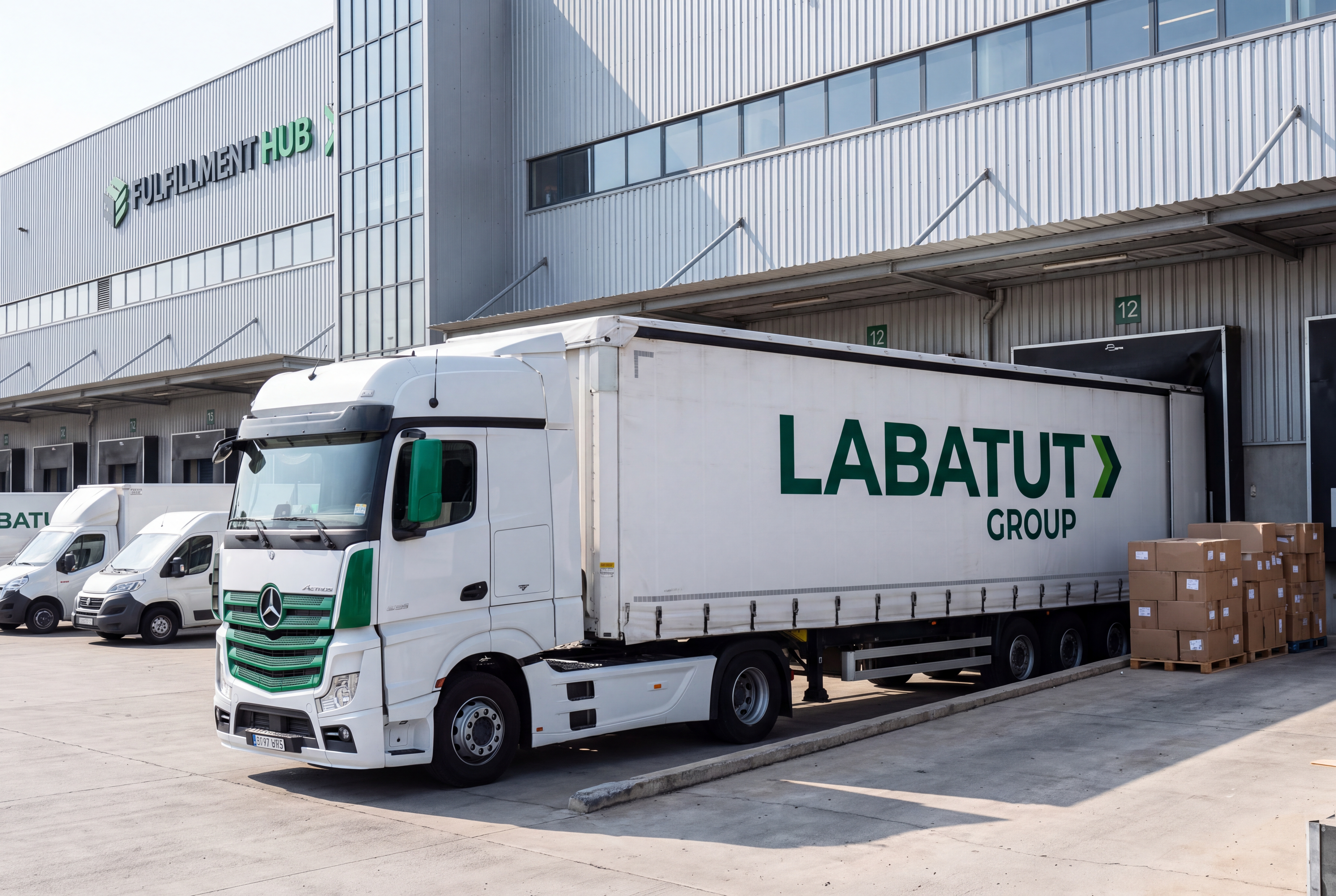 Camion Labatut Group avec logo pleine bâche sur un quai de chargement e-commerce, logistique et transport de marchandises