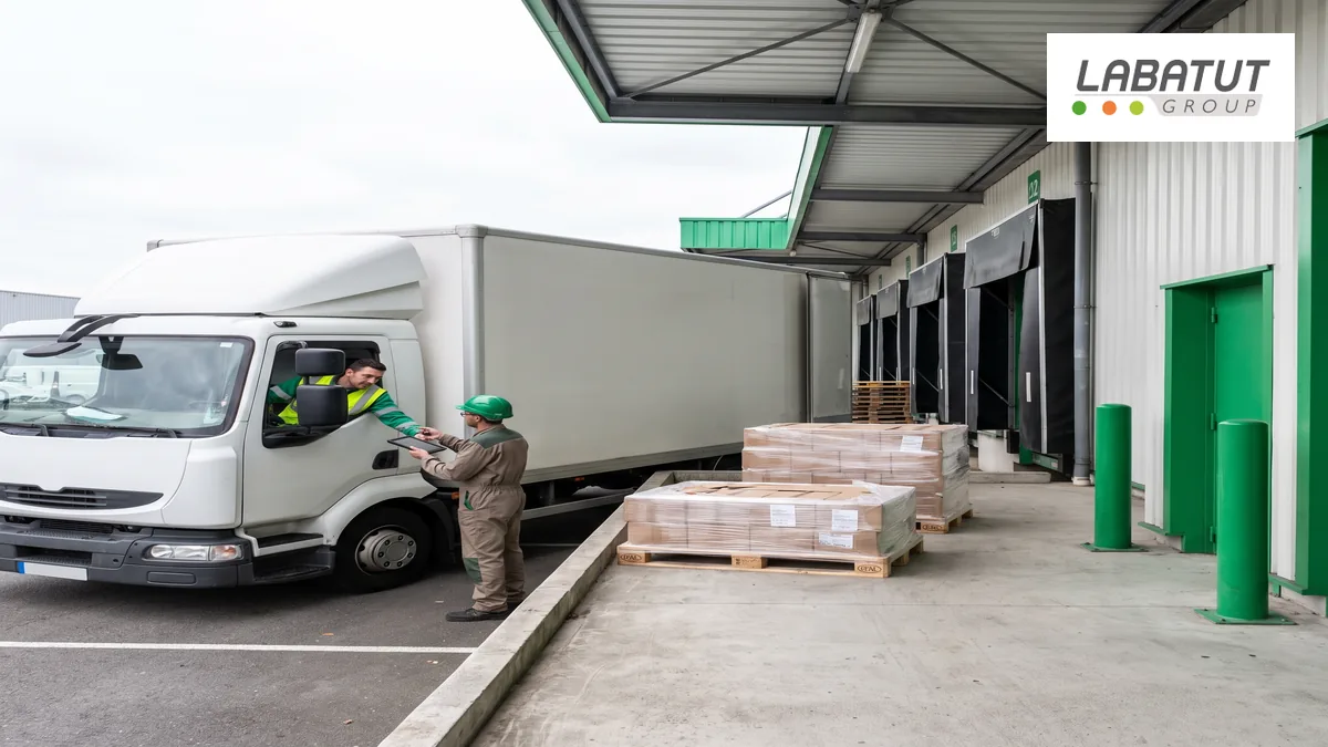 Camion à quai pour une livraison sur rendez-vous, illustration Labatut Group